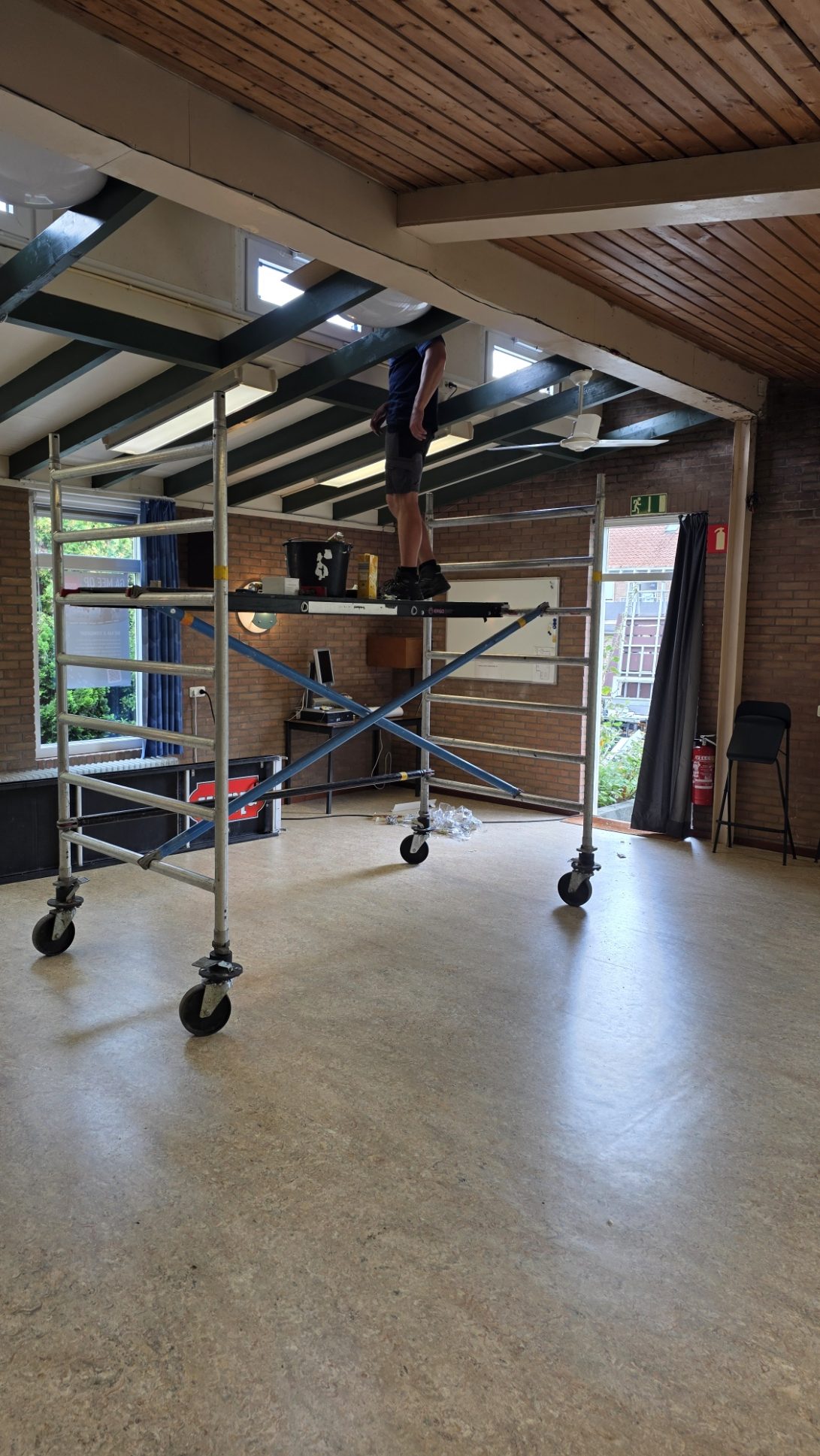 Betere ventilatie door het plaatsen van kunststofklapramen in de grote zaal